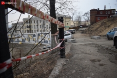 <strong>Обрушилась и часть забора у тротуара на самой Пушкинской улице - сейчас здесь опасный обрыв высотой шесть метров</strong>