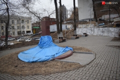 <strong>Кроме того, они опасаются того, что сквер просто перенесут, значительно сократив его площадь: так, сейчас у стен Художественного училища уже установлены постамент для бюста Александра Пушкина, а также три скамейки...</strong>