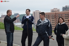 <strong>По словам местных жителей, полторы недели назад сюда приехали "парни спортивного телосложения" и начали готовить площадку под автостоянку, при этом разрешающих документов по просьбе жильцов они не предоставляли</strong>