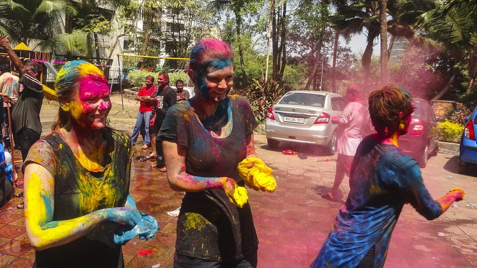 Семь цветов счастья: владивостокцы раскрасили друг друга на фестивале красок «Холи»