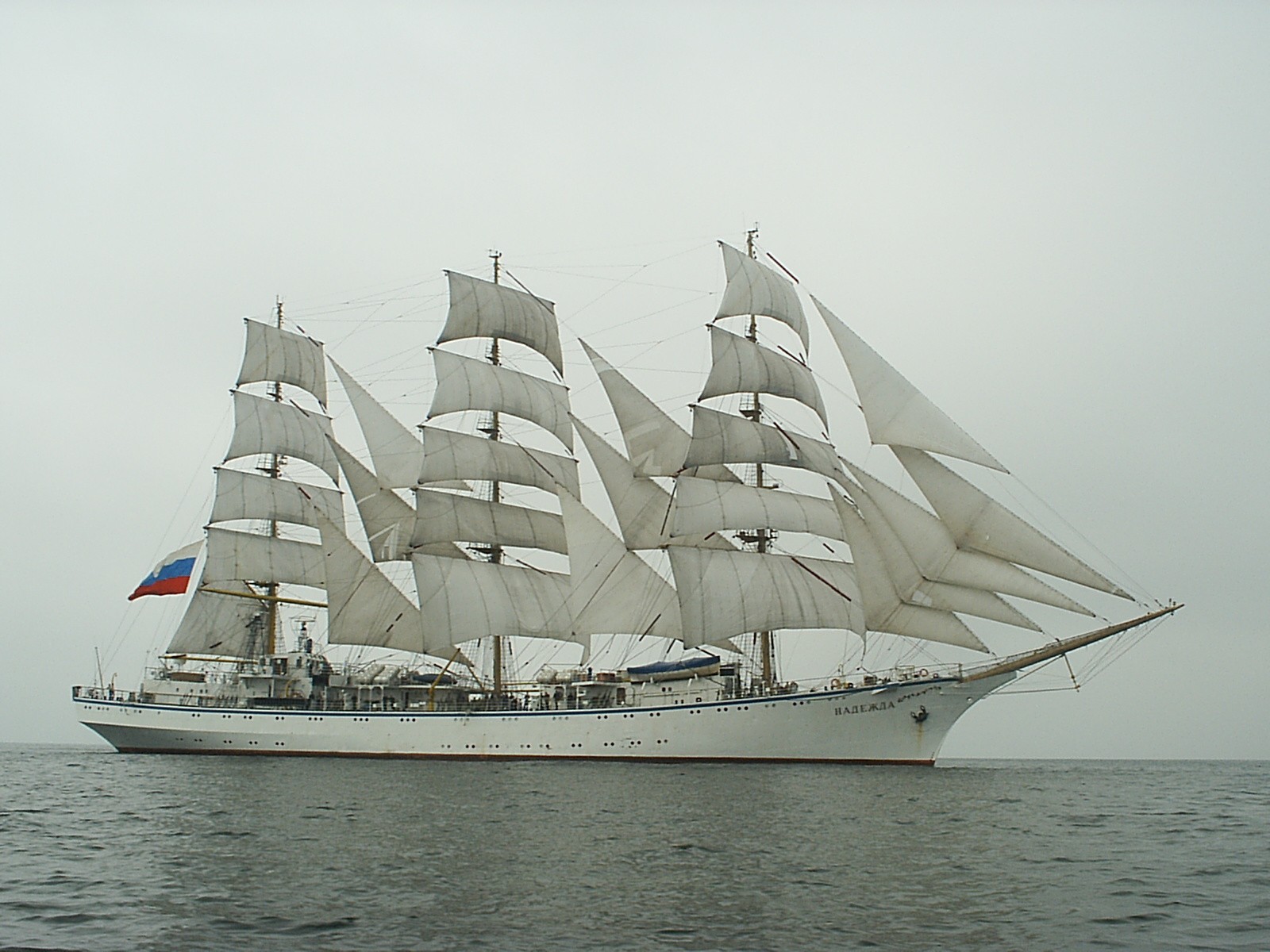 Парусное учебное судно «Надежда» готовится к Черноморской регате-2016 в Новороссийске