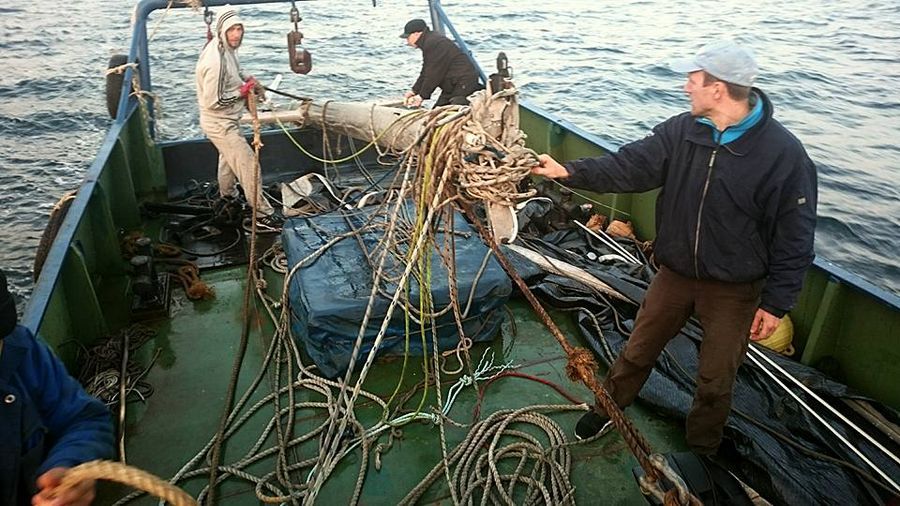 Уникальный случай: в Приморье яхтсмены достали со дна моря сломанную во время регаты мачту