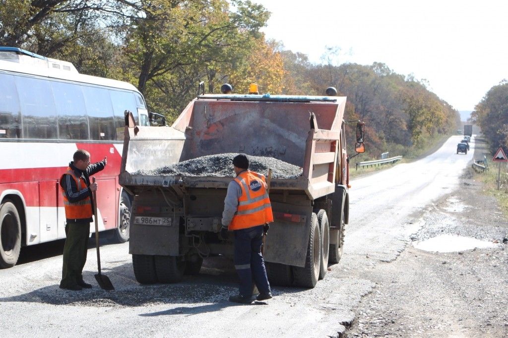 В Приморье взялись за ремонт многострадальной дороги Артём — Находка