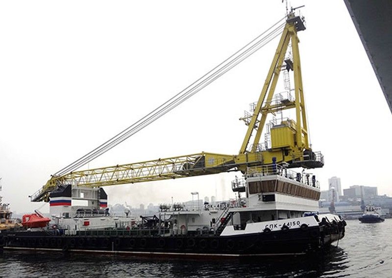 Во Владивостоке подняли флаг на новейшем самоходном плавучем кране «СПК-44150»