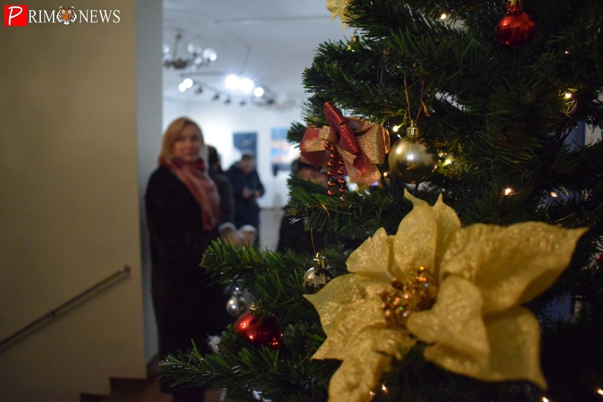 Приморские художники открыли рождественскую выставку