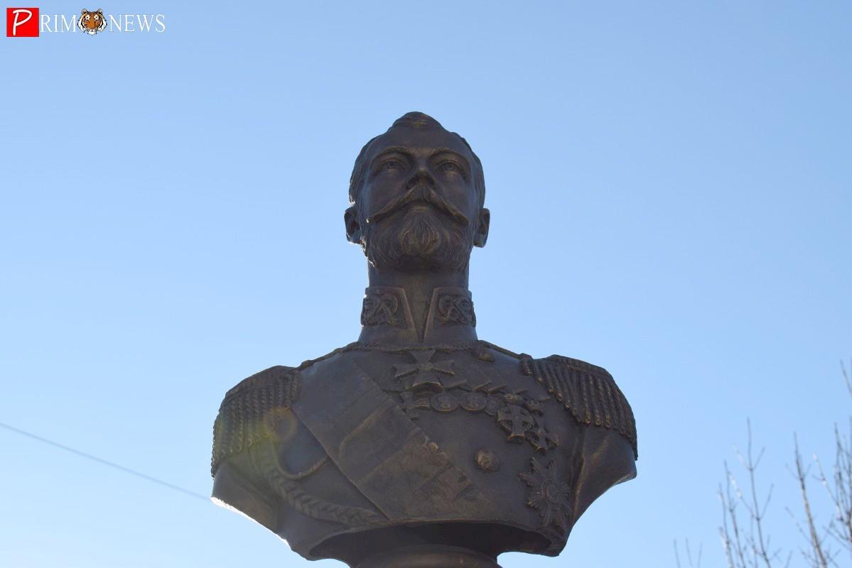 Во Владивостоке открыли памятник Николаю II