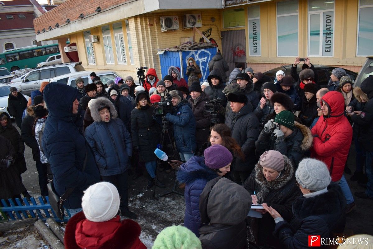 Строительство супермаркета в центре Владивостока: недовольные жильцы вышли на собрание