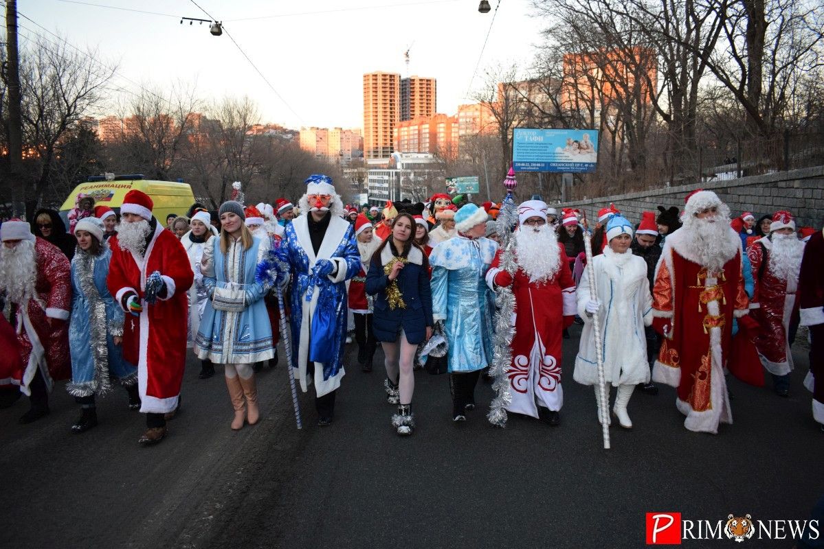 По Океанскому проспекту Владивостока прошлись Деды Морозы и Снегурочки