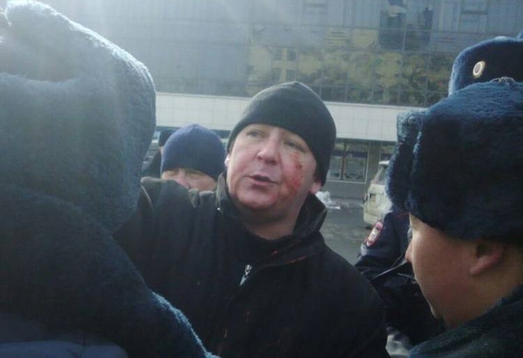 Во Владивостоке во время митинга в защиту скверов избили видеоблогера