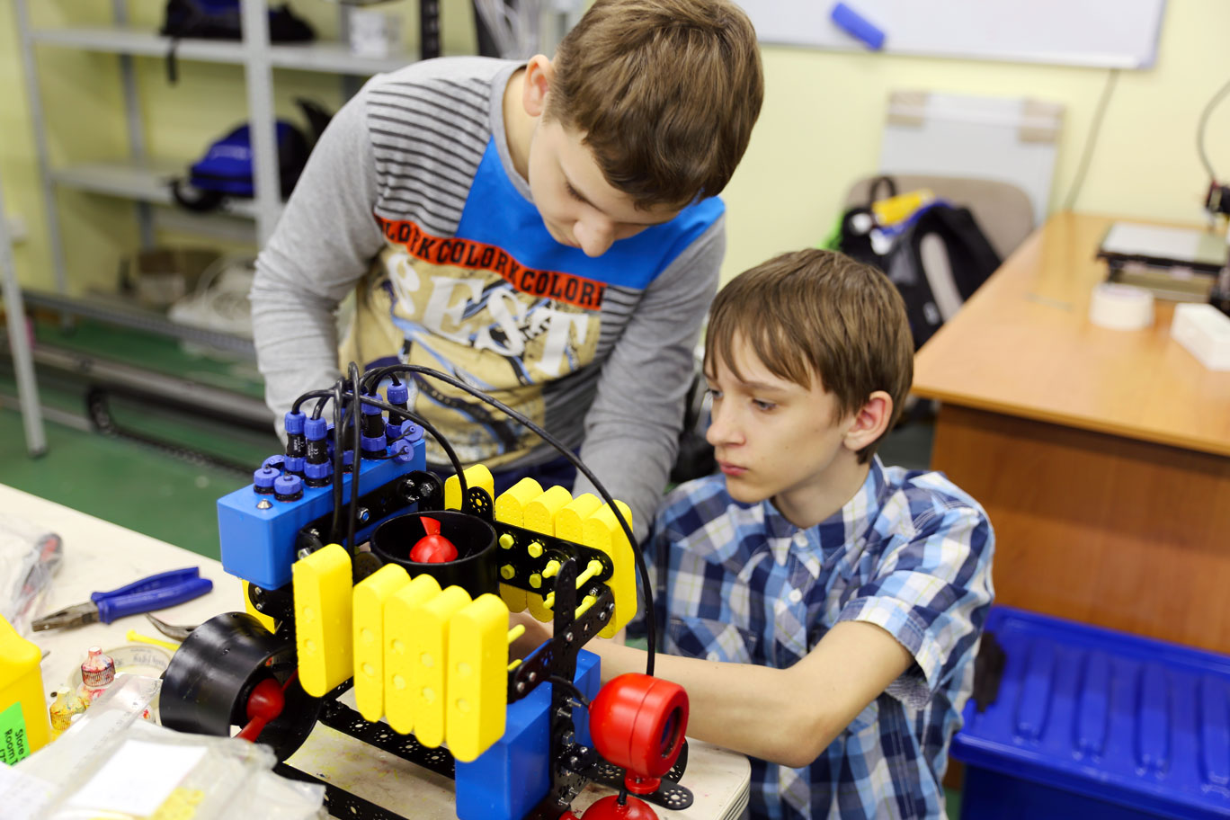 Созданный во Владивостоке учебный конструктор роботов показали на выставке в Лондоне