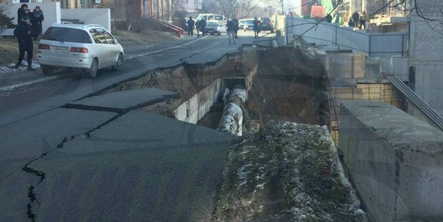 Во Владивостоке у строящегося дома обрушилась часть дорожного полотна