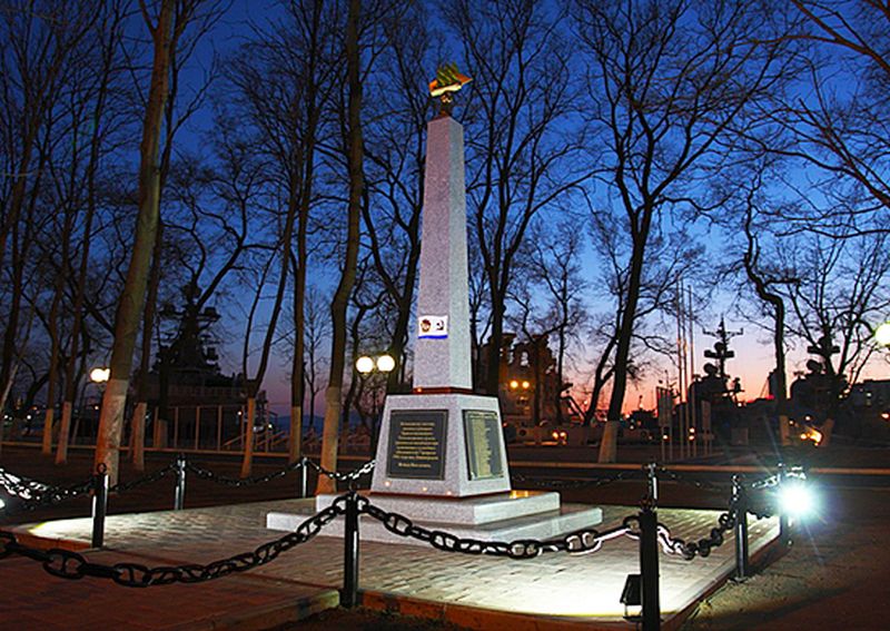 Во Владивостоке открыли памятник командованию ТОФ, погибшему в авиакатастрофе