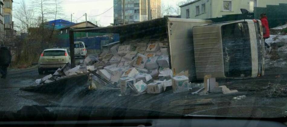 У кого-то на улице праздник: во Владивостоке перевернулся грузовик с водкой