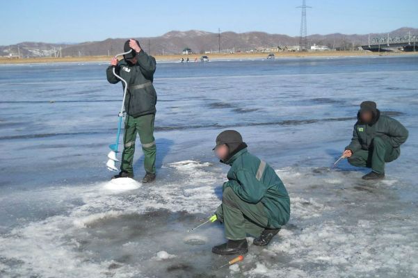 Из колонии на лёд: в Приморье несовершеннолетних осужденных за примерное поведение вывезли на рыбалку