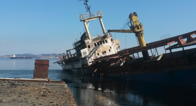 Многострадальный сухогруз «Еруслан» частично затонул в Славянке