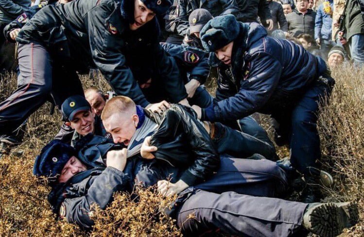Во Владивостоке на митинге оппозиции задержали несколько десятков человек