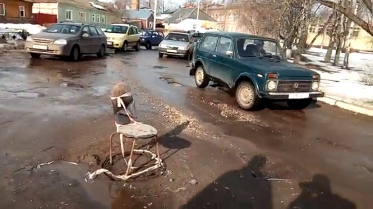 В Спасске-Дальнем «убитый» участок дороги обозначили стулом
