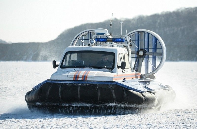 В Приморье спасли парня и девушку, которых унесло на льдине