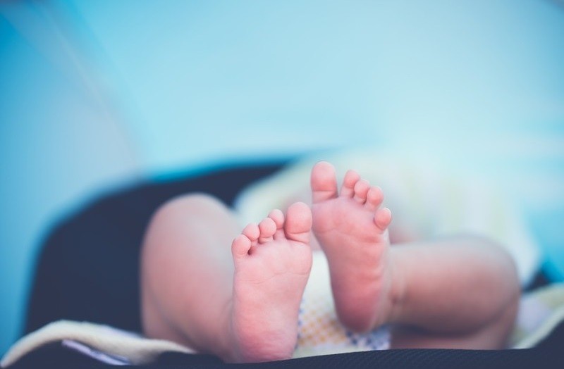 Во Владивостоке в подъезде дома на полу обнаружили младенца