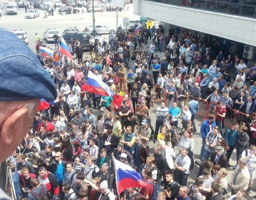 Во Владивостоке казаки и участники антикоррупционной акции «отметили» День России вместе