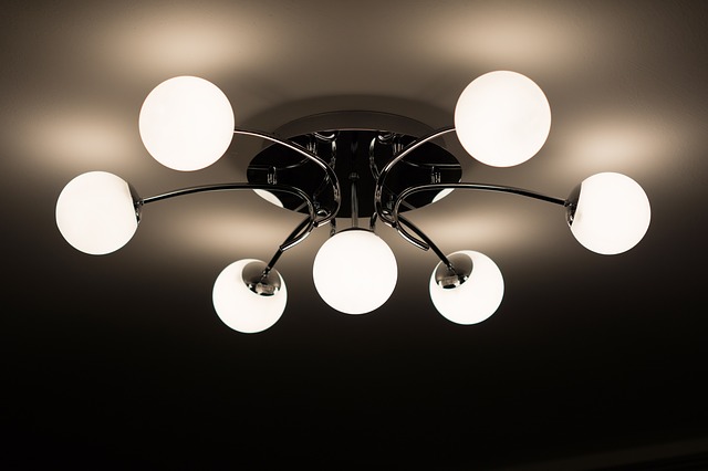 Лампа, люстра, свет. Фото - pixabay