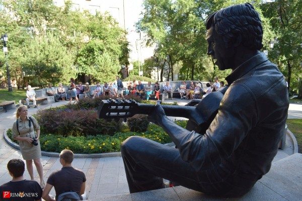 «От жизни никогда не устаю»: во Владивостоке прошёл концерт памяти Владимира Высоцкого