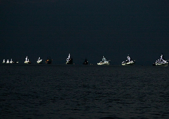 Корабли парадного строя в Амурском заливе Владивостока украсили иллюминацией