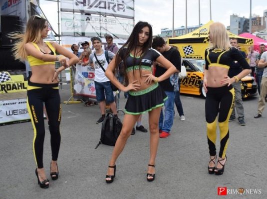 Красивые машины, блистательные девушки: во Владивостоке прошёл фестиваль ZvukDV