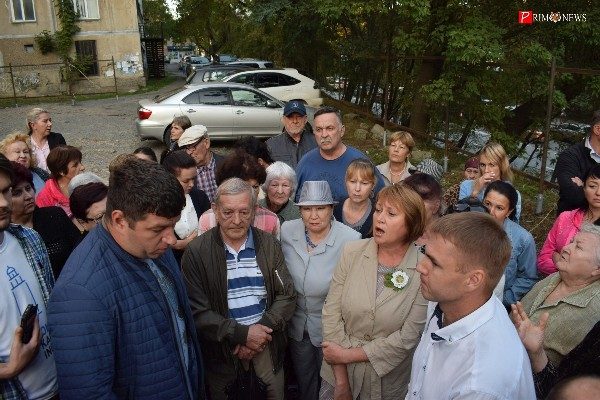Обеспокоенные возможным строительством высотки жители Владивостока вышли на собрание