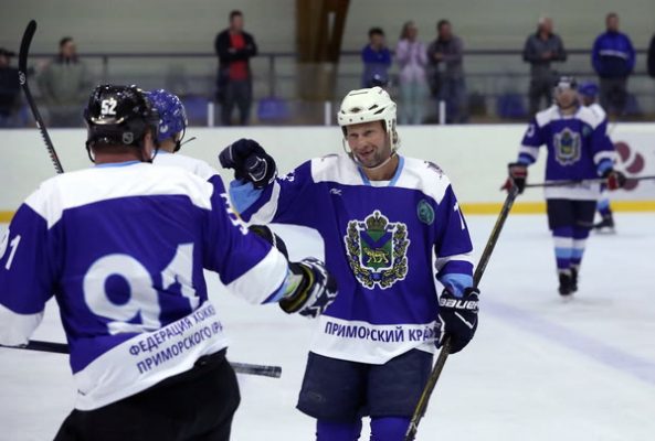 Эпизод хоккейного матча. Фотография Артема Коротаева, <A HREF="http://forumvostok2017.tassphoto.com/">фотобанк ВЭФ-2017</A>, ТАСС