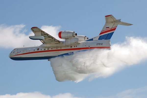 Набор воды самолётом для тушения лесных пожаров впечатлил приморцев
