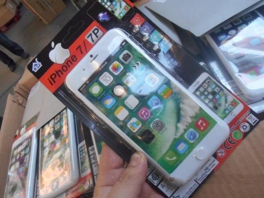 Во Владивосток попытались ввезти поддельные «айфоны» в виде детских телефонов