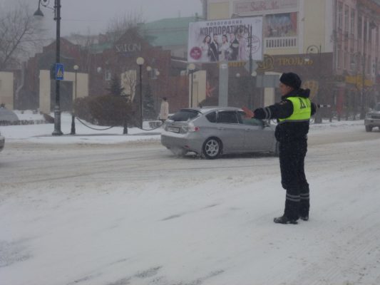 Во Владивостоке с начала снегопада произошло 270 ДТП, в ожидании сотрудников ГИБДД люди спали в машинах