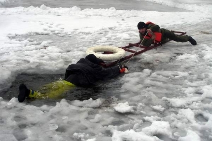 Десятки рыбаков-любителей уже вышли на неокрепший лёд в пригороде Владивостока
