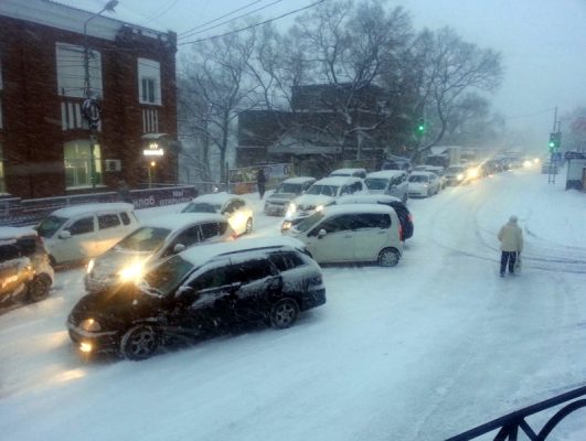 Перекрывали спуск на Шефнера и запрещали въезд в город грузовиков во время снегопада во Владивостоке