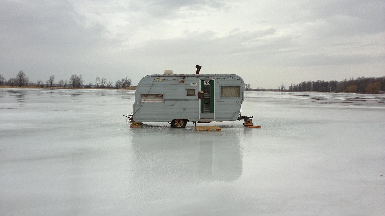 Несмотря на запрет выхода на лёд десятки рыбаков-любителей повалили на акватории Русского острова