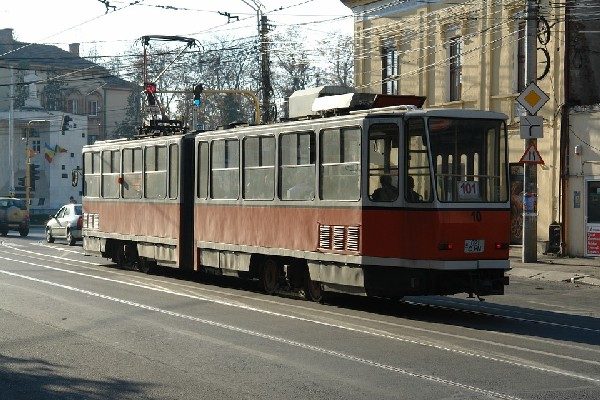Мастер парковки: во Владивостоке припаркованный автомобиль заблокировал проезд трамвая