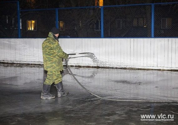 Во Владивостоке многие муниципальные катки и хоккейные коробки уже готовы принять горожан