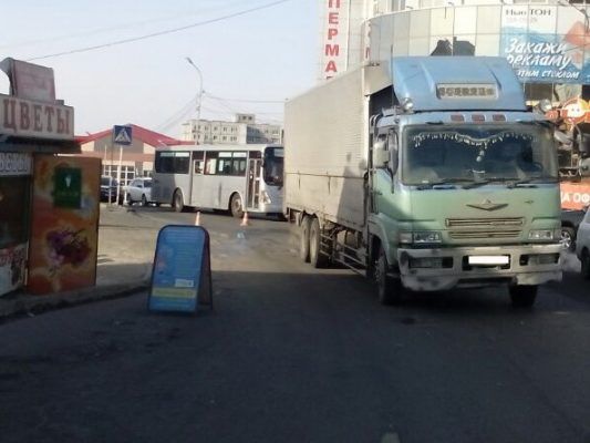 Во Владивостоке грузовик насмерть сбил 80-летнего мужчину