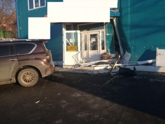 Во Владивостоке внедорожник врезался в магазин. Пострадал ребёнок