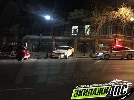 Во Владивостоке автомобиль «вылетел» с дороги на тротуар