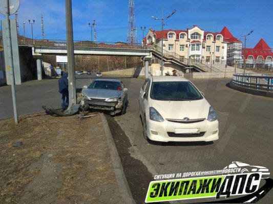 Уходя от столкновения, автомобиль во Владивостоке врезался в столб