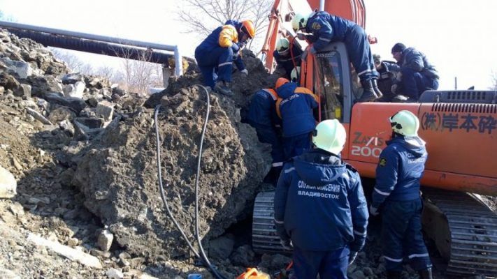 Во Владивостоке на экскаватор с машинистом обрушилась бетонная глыба