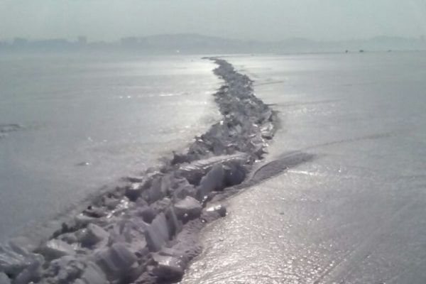 В Амурском заливе образовались трещины льда