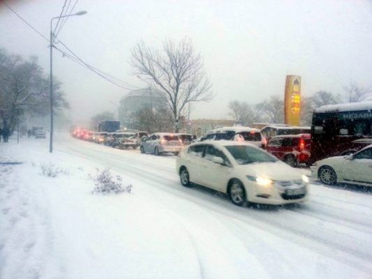 Владивосток сковали пробки на фоне снегопада