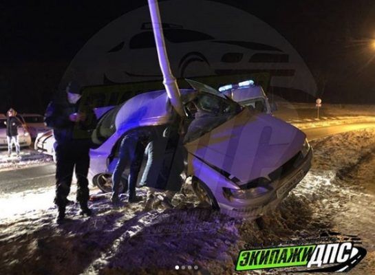 В Приморье спасатели извлекли водителя из искорёженного Toyota Mark II