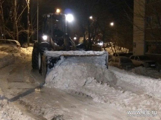 За ночь с улиц Владивостока вывезли 525 КамАЗов снега