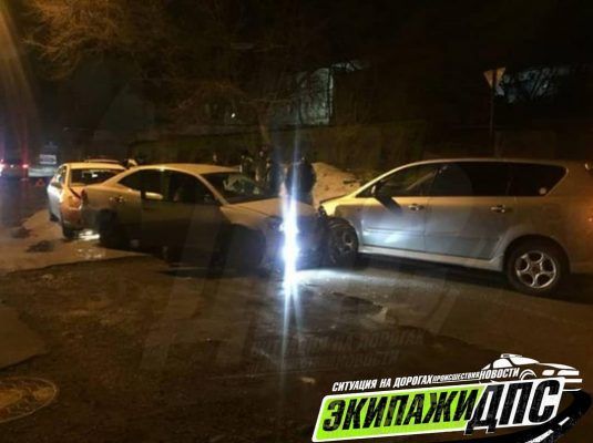 Сразу три автомобиля попали в необычное ДТП во Владивостоке
