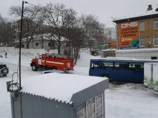 Пожарный «Урал» пришёл на помощь застрявшему автобусу во Владивостоке
