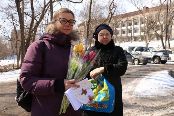 Волонтёры Фонда помощи хосписам Приморского края подарили женщинам весенние цветы